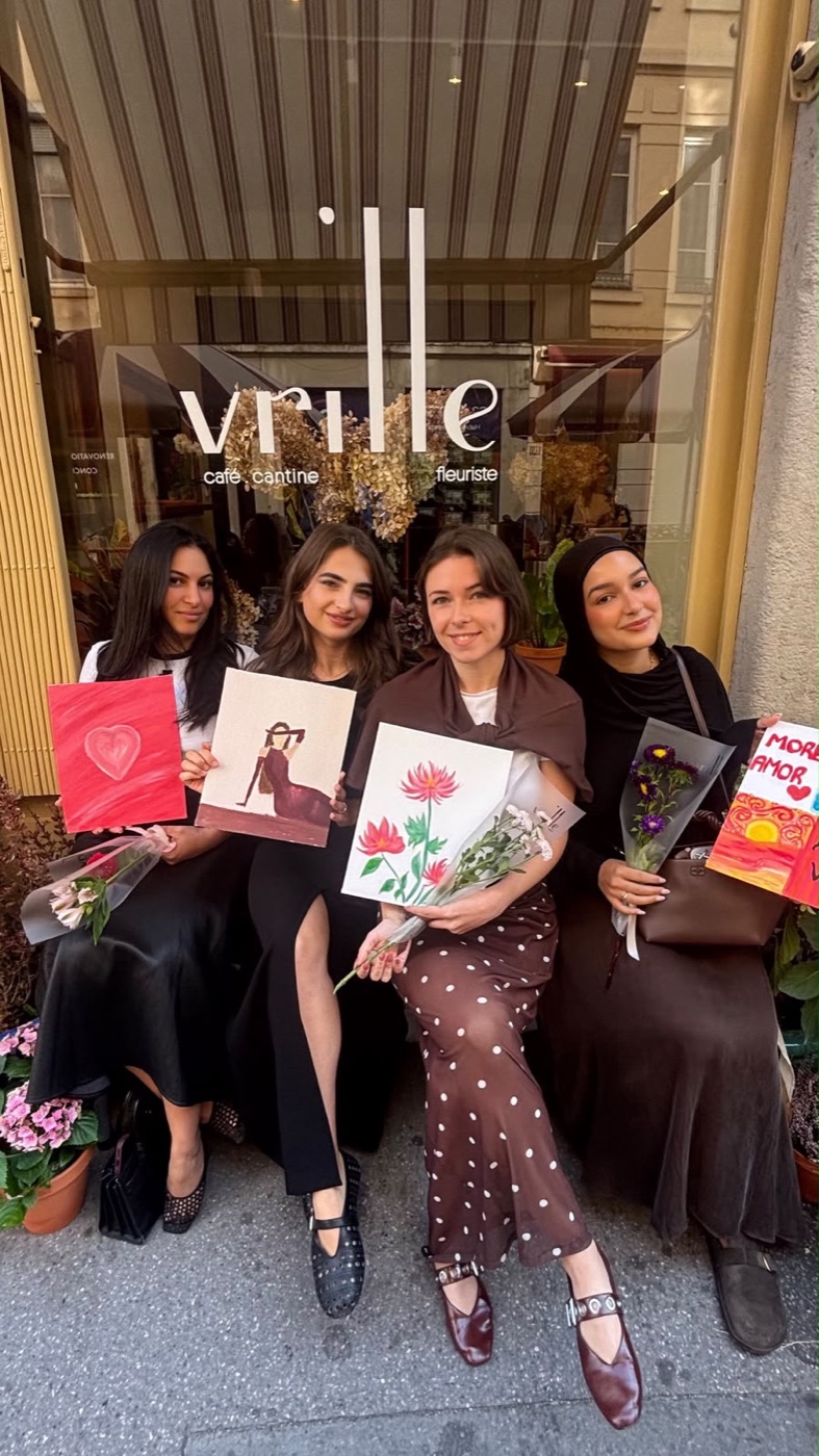Participantes d'un atelier Tila Art Club devant le Vrille café, leurs toiles à la main
